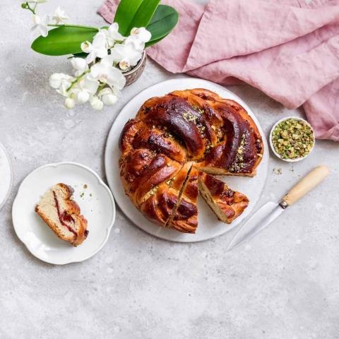 Couronne briochée à la confiture de fraises et rhubarbe