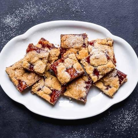 Barres crumble à la confiture de fraises et aux noisettes