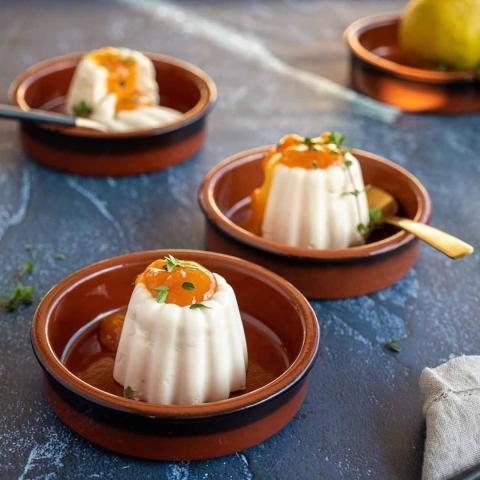 Panna cotta au yogourt à la grecque avec de la confiture d'abricot et du thym