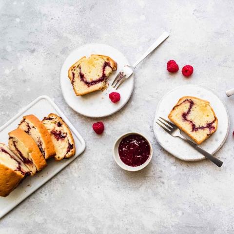 Cake marbré à la confiture de framboises